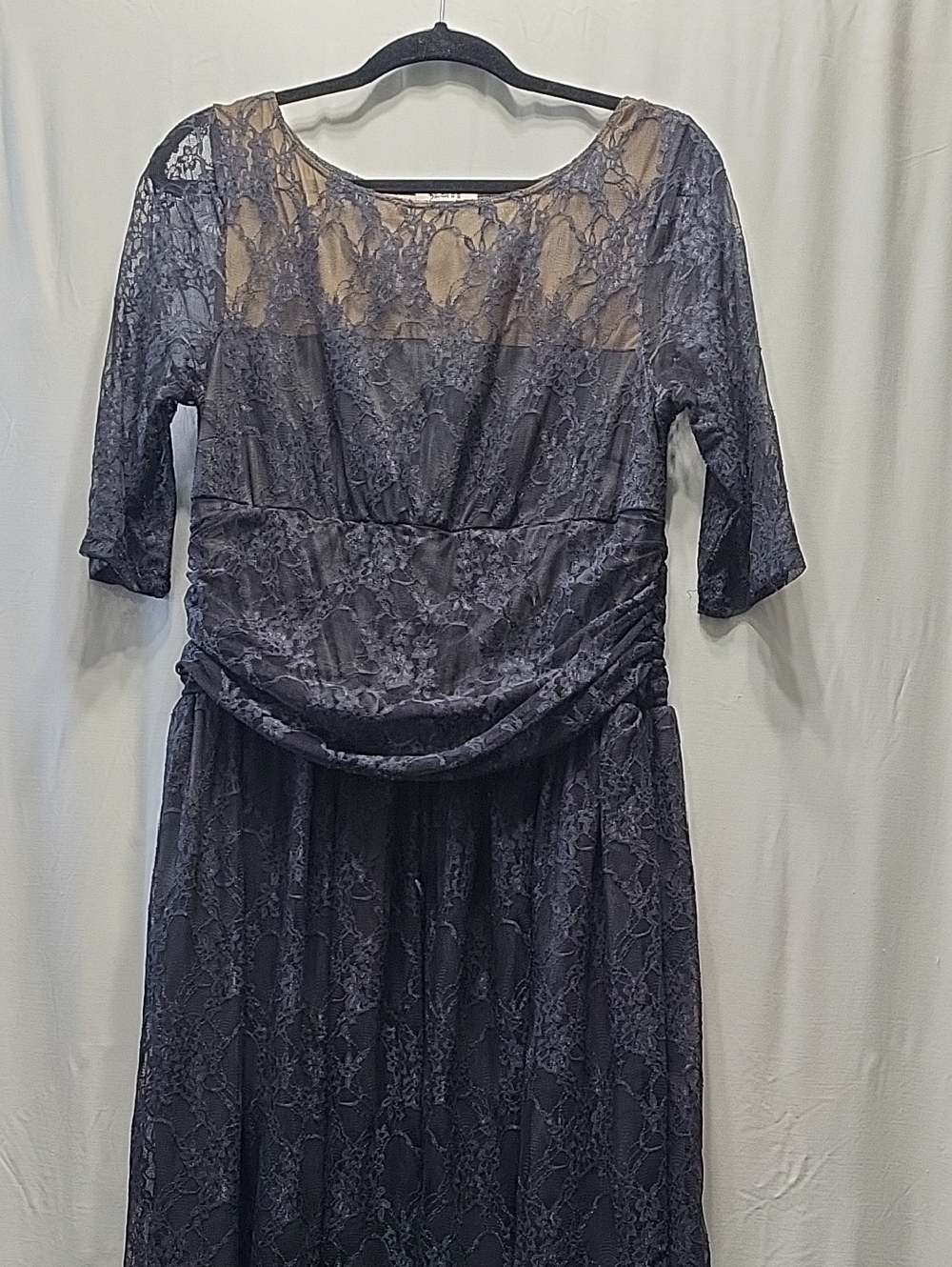 Chic Lace-Overlay Women's 3/4 Sleeve Sleeve Dress in Charcoal